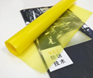 本公司采用三層共擠吹膜機，由內(nèi)層模體、中層模體、外層膜體組成，分別將三層共擠的膜體配方進(jìn)行配比，配三種不同屬性的合金擠出機，配套合適的高精度模具和德系風(fēng)環(huán)，均勻混合擠出，一次性吹制的薄膜。本公司設(shè)備吹制的防銹膜在不破損的情況下，使用壽命長，防銹能力強，成本低等特點。